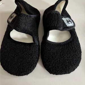 Cozy Black womans slipper Shoes very flat nwot size 42-43